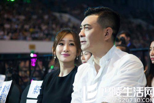 王新军秦海璐甜蜜看演唱会