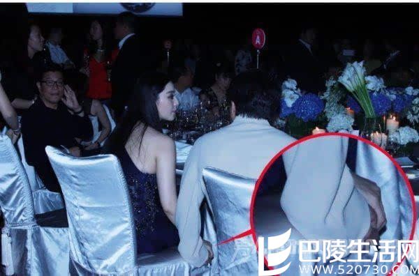 两人餐桌下牵手