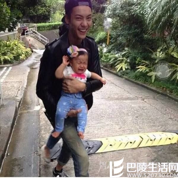 陈伟霆邪恶抱小孩 陈伟霆邪恶抱小孩