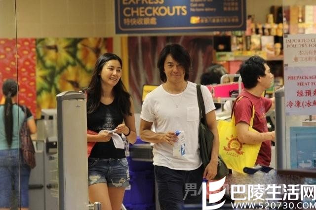 郑伊健夫妇合体逛超市