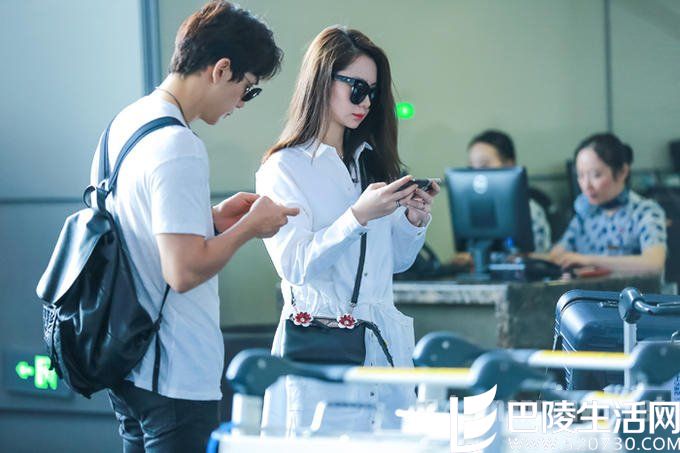 戚薇李承铉机场玩手机 戚薇李承铉机场玩手机