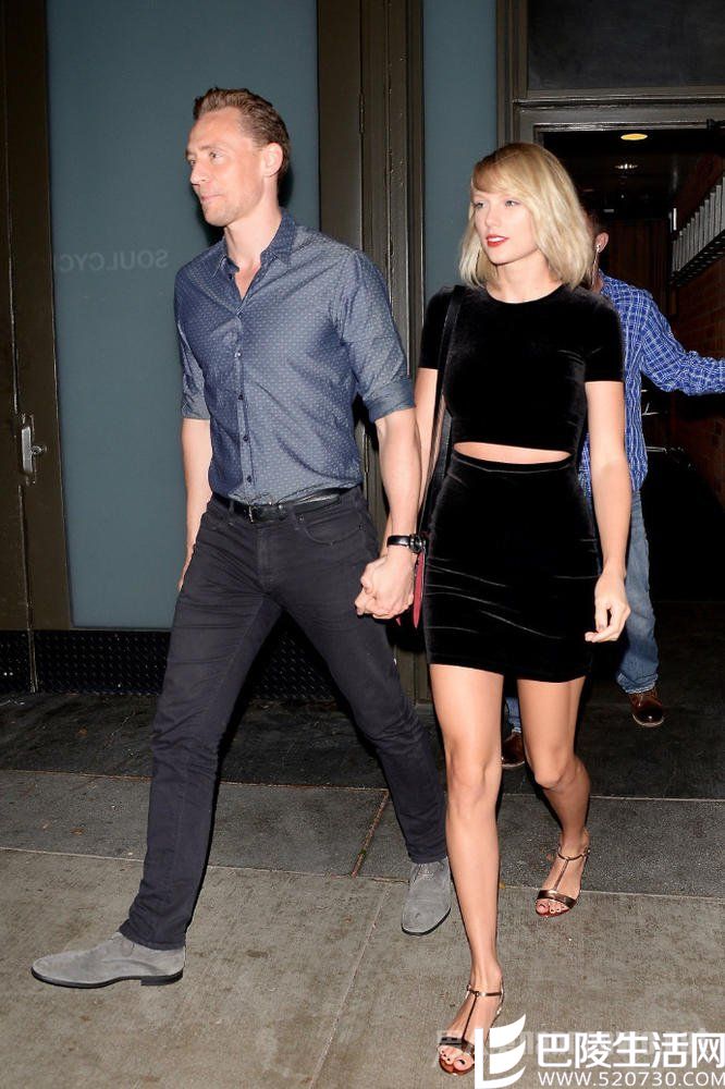 抖森迈着大长腿,紧牵女友 抖森迈着大长腿,紧牵女友