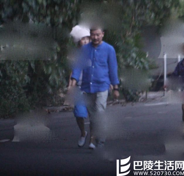 张柏芝带儿子与神秘男游玩