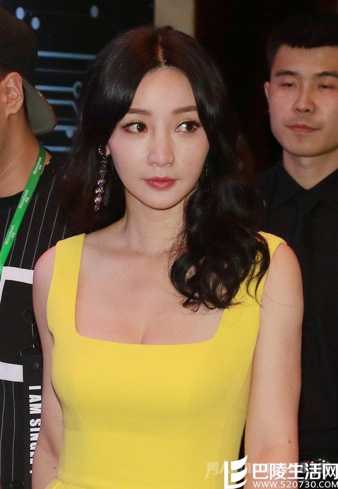 柳岩低胸抢镜 柳岩低胸抢镜