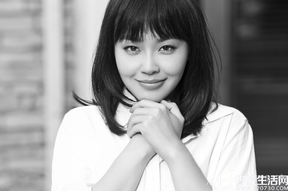 张佳宁黑白写真