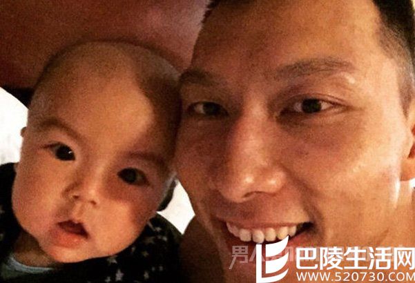 易建联晒与爱子合照拜年