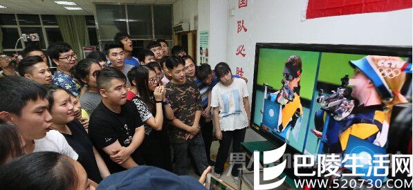 广东省黄村体育训练中心，众人聚集观看奥运首金产生