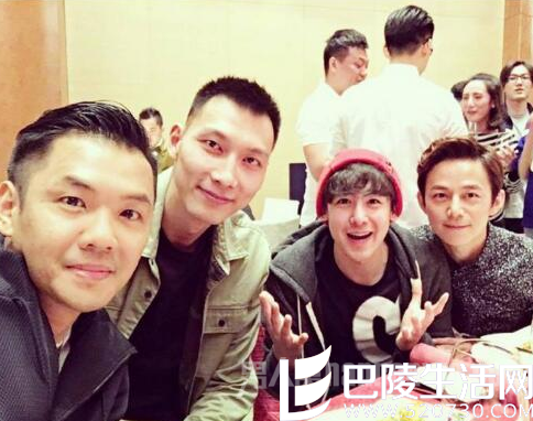 何炅易建联坐着合影无身高差