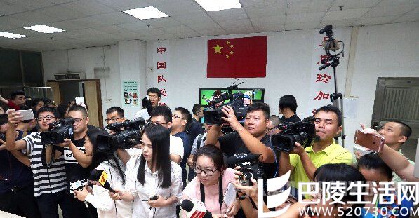 训练基地的饭堂内挤满采访记者