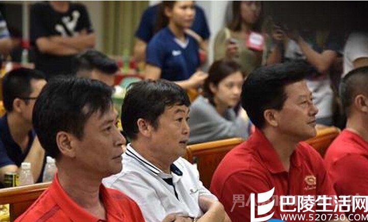 易思玲爸爸(中间)