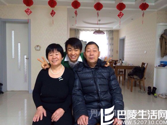 王宝强与父母合照 王宝强与父母合照