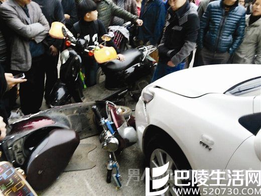 白色轿车撞倒一辆电动自行车 白色轿车撞倒一辆电动自行车