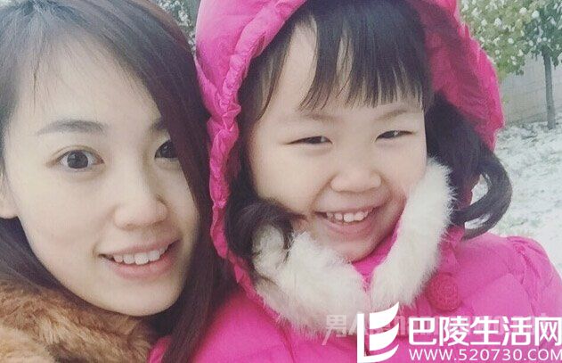 马蓉和女儿合照