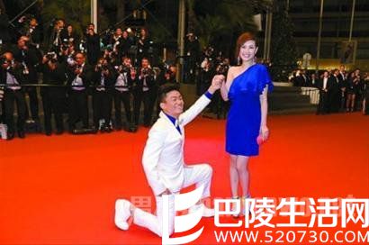 王宝强单膝下跪马蓉