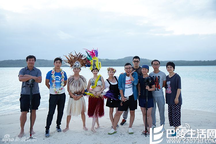 王宝强海岛拍结婚照工作人员合影