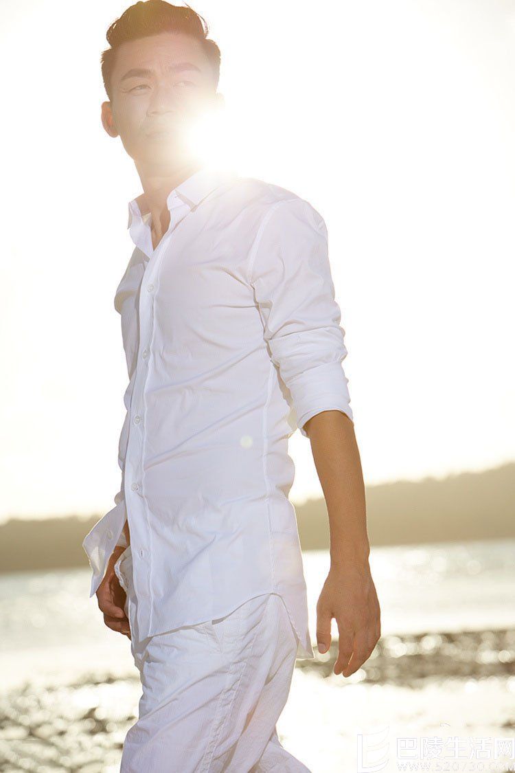 王宝强白衬衫照片