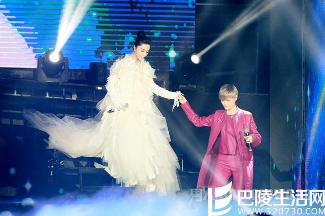 范冰冰穿仙裙演和李宇春唱歌曲 范冰冰穿仙裙演和李宇春唱歌曲