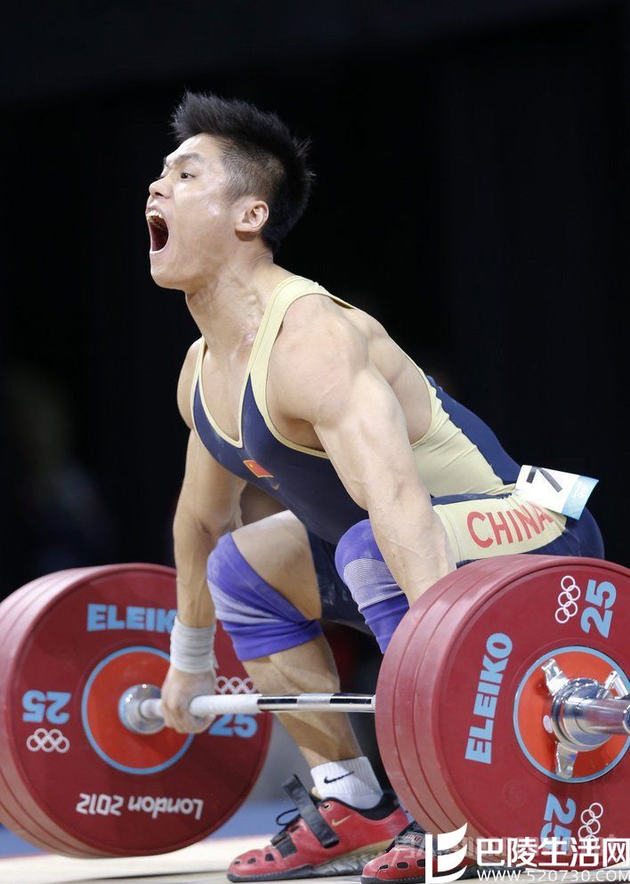 吕小军举起杠铃