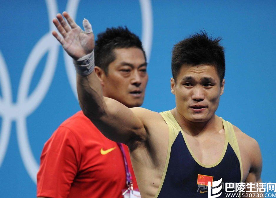 吕小军跟观众打招呼