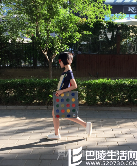 李嫣一身打扮十分时尚，颇有老妈的影子