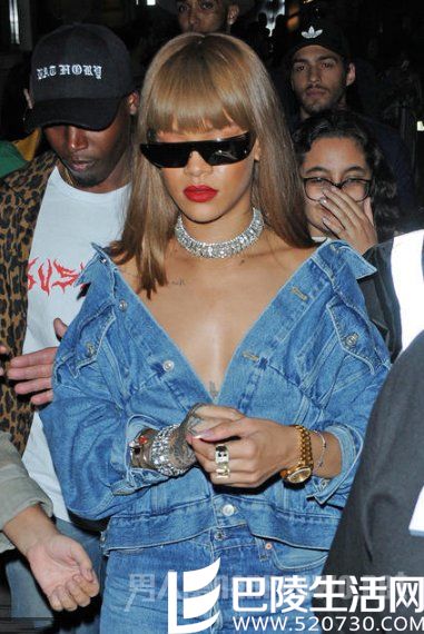 蕾哈娜胸前春光无限