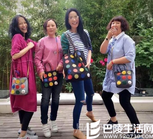 此前王菲为该款包当起了模特