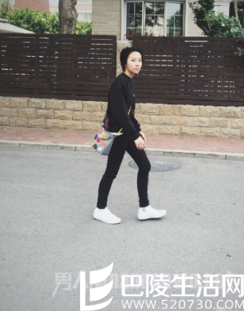 窦靖童也背着该款包，很少女心