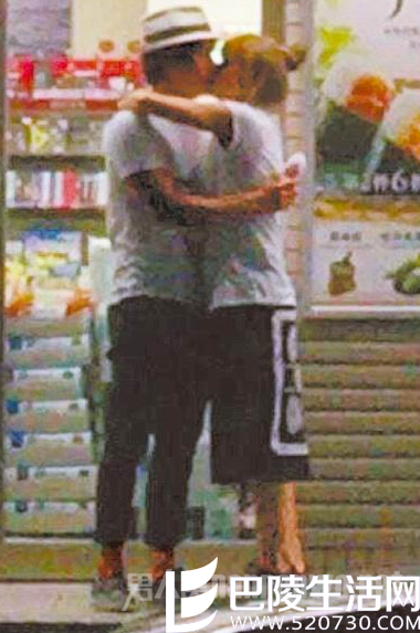 黄品源与前妻当街拥吻