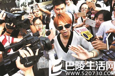 杨慧被记者围观