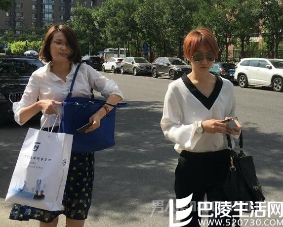 杨慧在一名女士陪伴下到法院