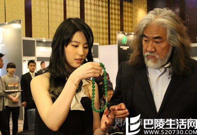 张纪中刘亦菲合影 张纪中刘亦菲合影