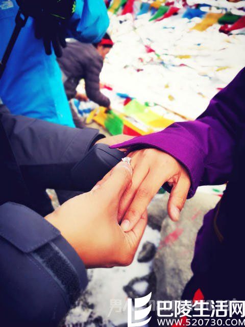 陈亦飞给谭维维戴上求婚戒指 陈亦飞给谭维维戴上求婚戒指