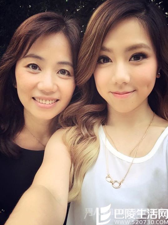 邓紫棋与妈妈合影似姐妹花