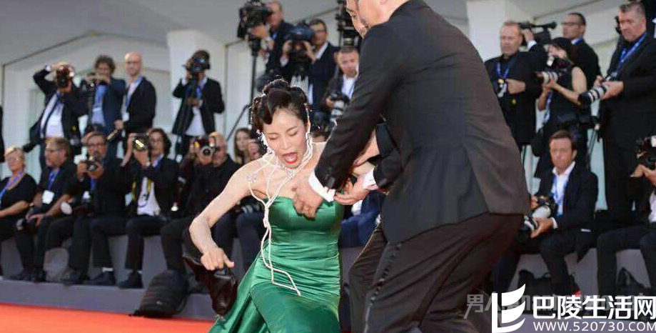 景珂摔跤获扶 景珂摔跤获扶