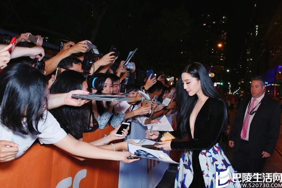范冰冰为粉丝签名 范冰冰为粉丝签名