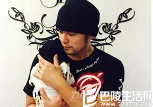 周杰伦抱着女儿
