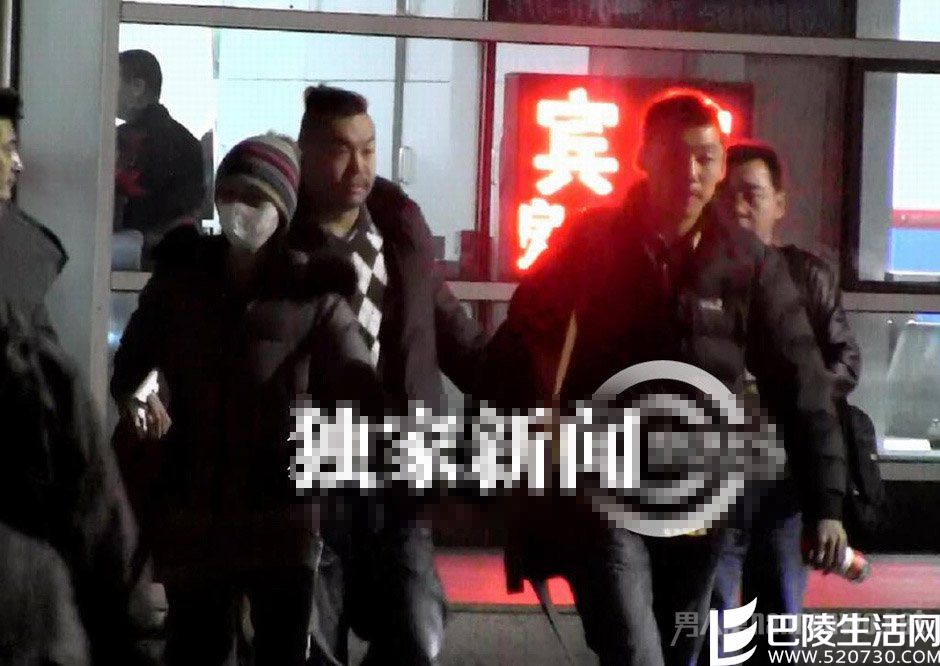 倪虹洁与老公牵手秀恩爱