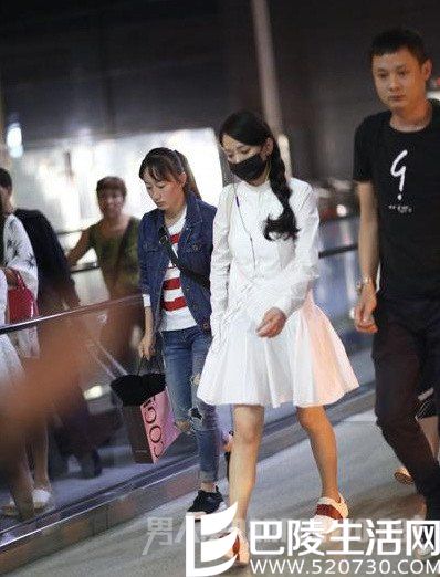 成乔恩白衣现身机场 成乔恩白衣现身机场