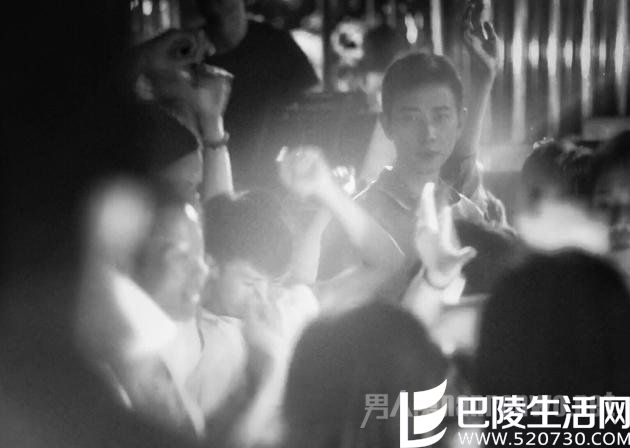 《追踪》曝黑白路透照 《追踪》曝黑白路透照