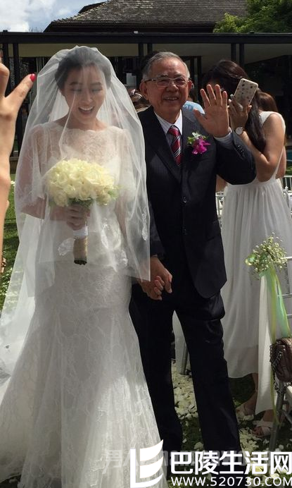 陈怡蓉在父亲的陪同下入场