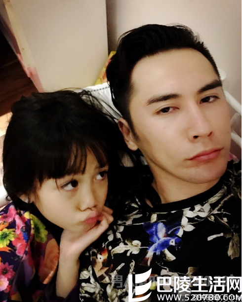 张伦硕与考拉自拍