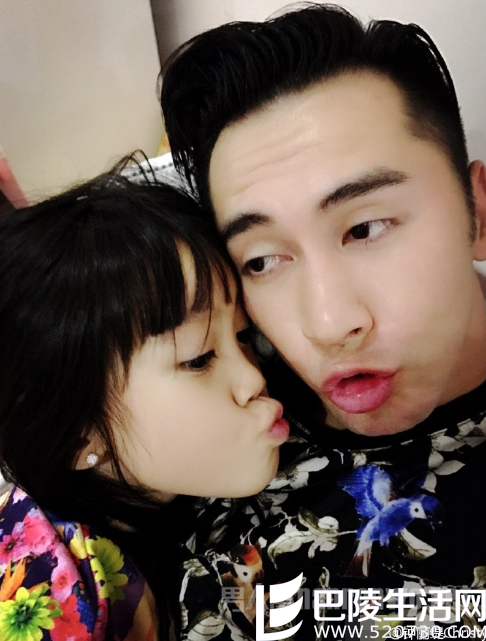 钟丽缇晒张伦硕与女儿自拍