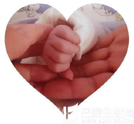 斓曦晒出宝宝小手