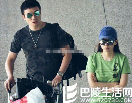 张靓颖冯轲现身机场