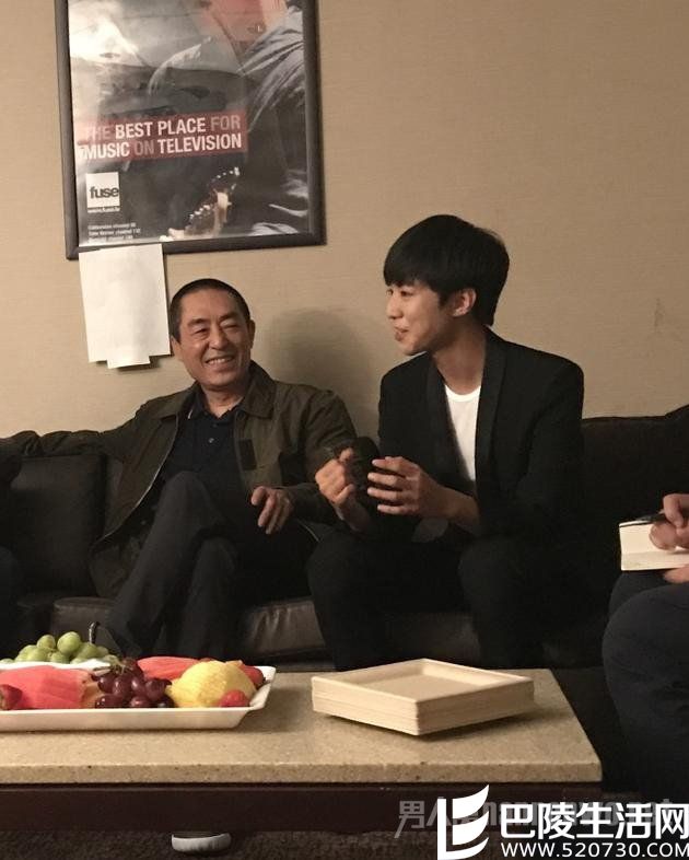 张艺谋王俊凯交谈 张艺谋王俊凯交谈