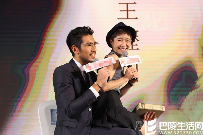 焦俊艳穿短裙坐高以翔大腿