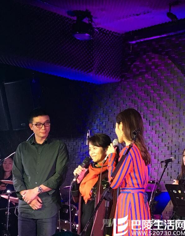 张靓颖冯轲张妈妈合影 张靓颖冯轲张妈妈合影