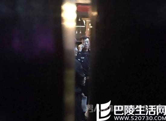 民警在宋冬野经营的“NOTHERE不在”酒吧内检查