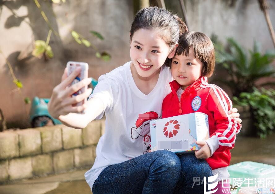 章泽天与孩子合照