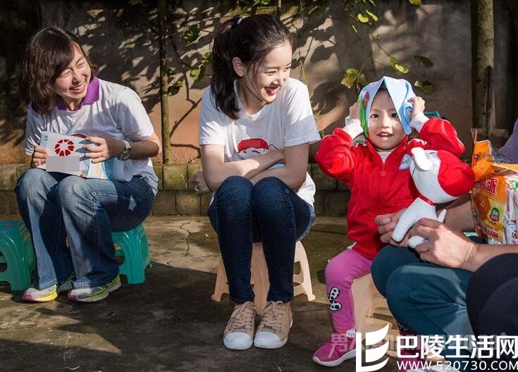 章泽天与孩子聊天